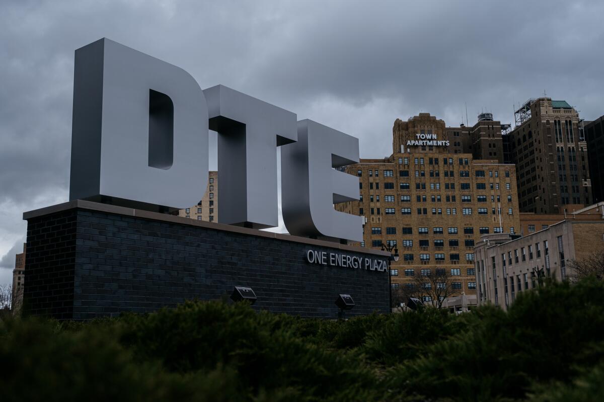 A sign outside a building has the letters "DTE."