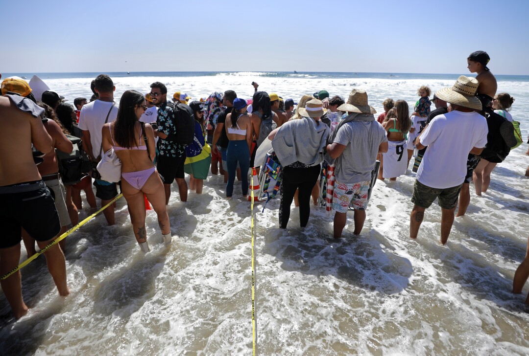 La marée haute est arrivée alors que les fans bordaient la plage pour regarder les finales de la Ligue mondiale de surf à Lower Trestles.