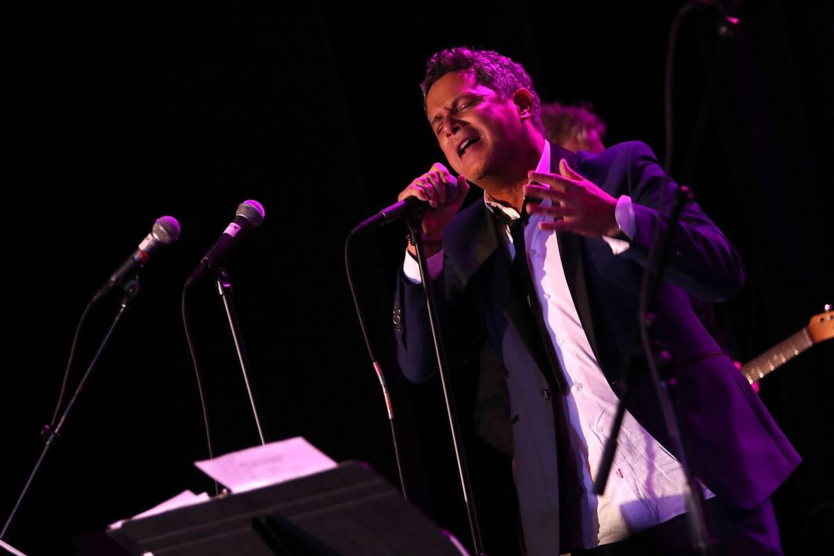 Alejandro Sanz canta en el escenario de ASCAP, BMI, SESAC & LOS PRODUCERS.