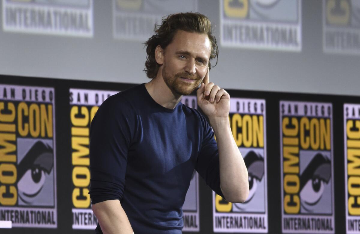 Tom Hiddleston durante un panel sobre la serie en la Comic-Con International de 2019.
