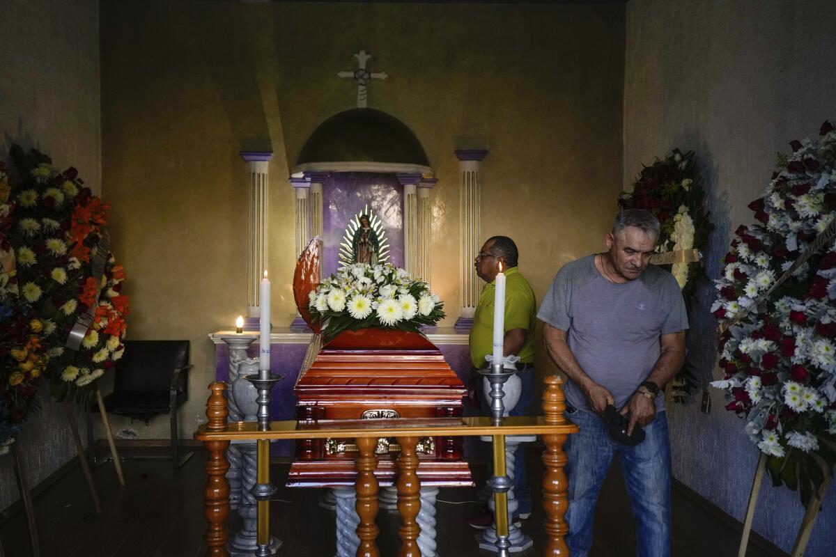 Dolientes asisten al funeral del candidato a alcalde Armando Pérez en Maravatío
