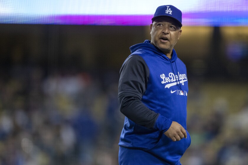 „Dodgers“ treneris Dave'as Robertsas išeina iš aikštės, kai atliko keitimą.
