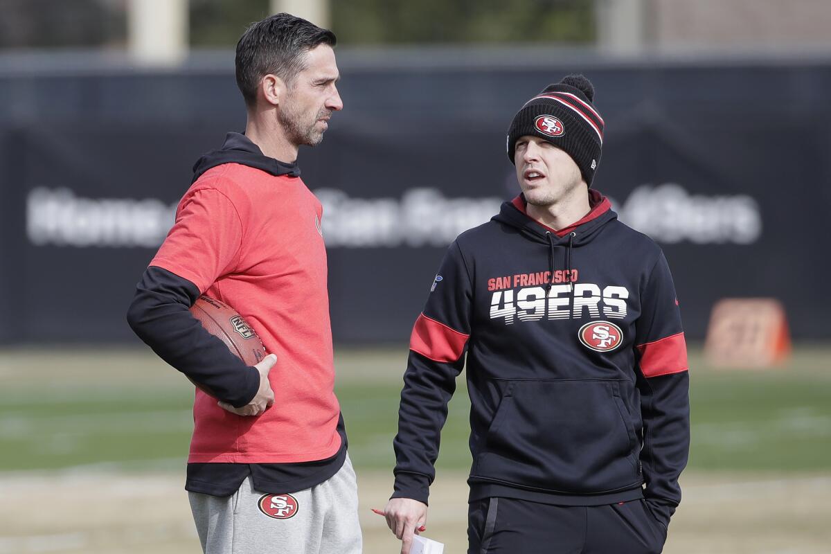 San Francisco 49ers head coach Kyle Shanahan (left) talks with assistant coach Mike LaFleur in 2020.