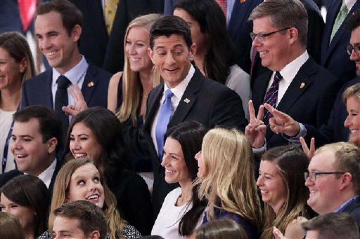Paul Ryan de Wisconsin, presidente de la Cámara de Representantes, bromea con participantes en una fotografía de grupo antes de que comenzaran las actividades del segundo día de la Convención Nacional Republicana, en Cleveland, el martes 19 de julio de 2016. (AP Foto/J. Scott Applewhite)