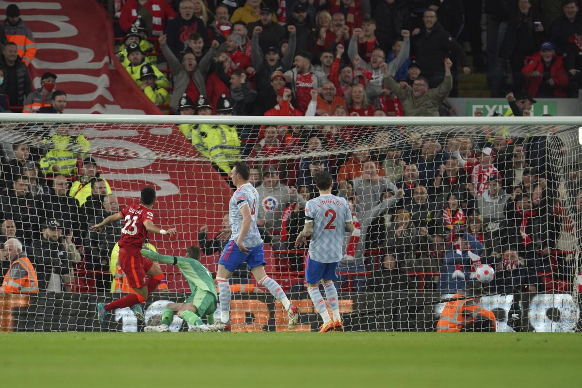 Luis Díaz (23) anota el primer gol de Liverpool en la goleada 4-0 de Liverpool ante Manchester 