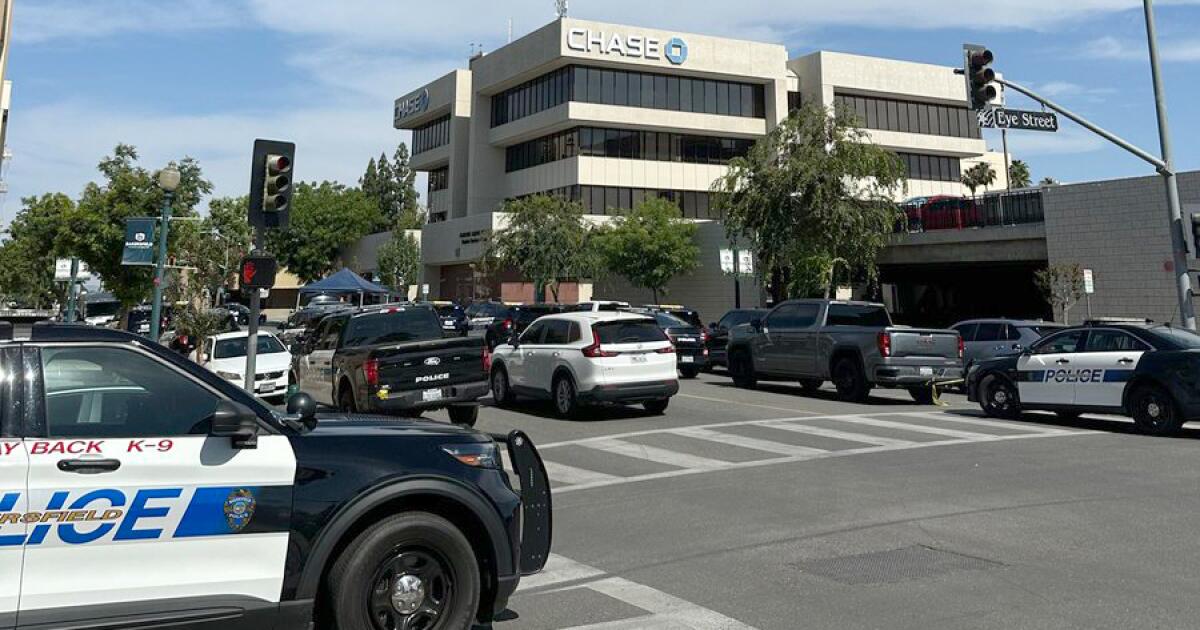 Un prisonnier a été libéré et plusieurs autres sont toujours détenus dans une banque californienne.