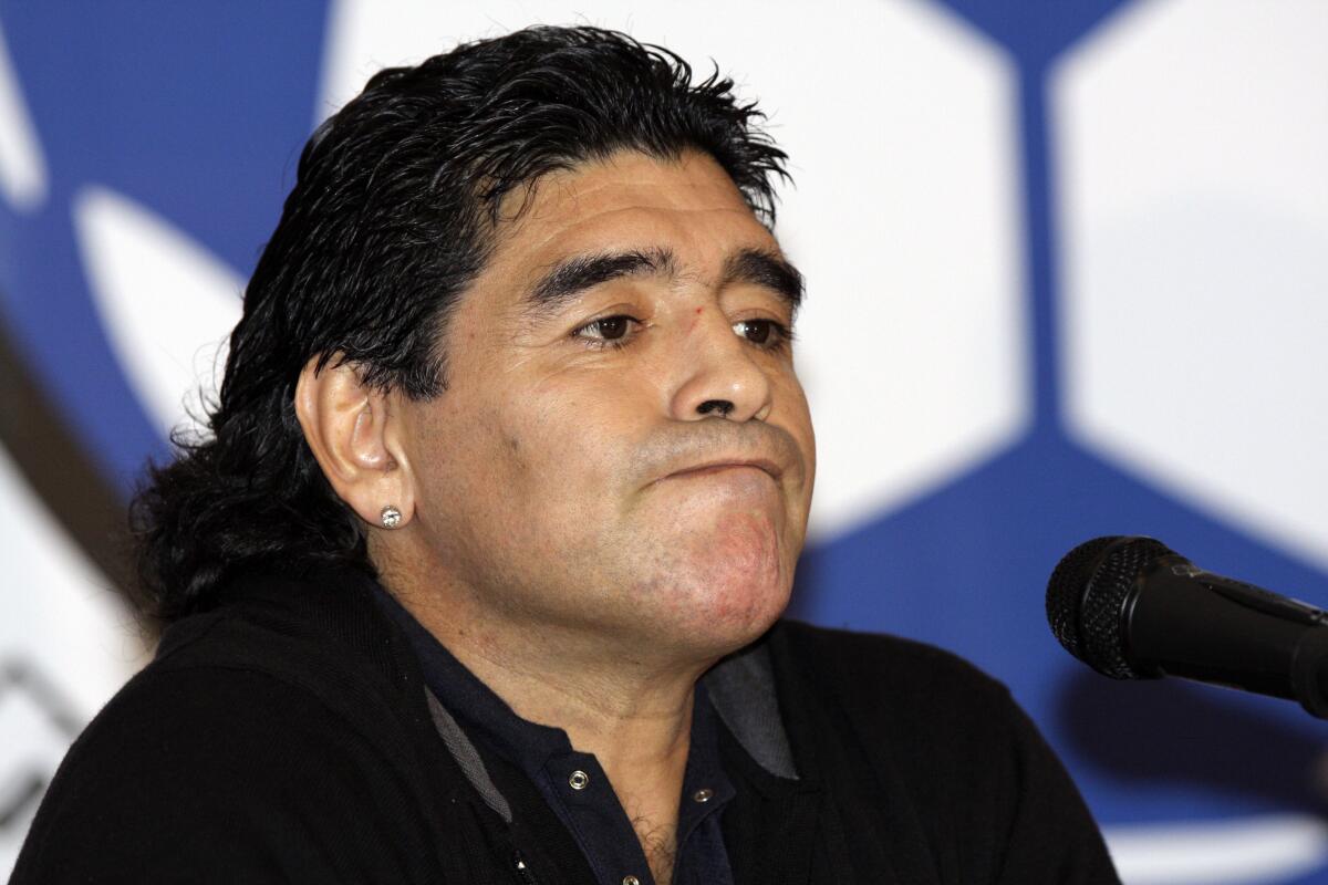 ARCHIVO - El entrenador de la selección argentina de fútbol, Diego Maradona, 