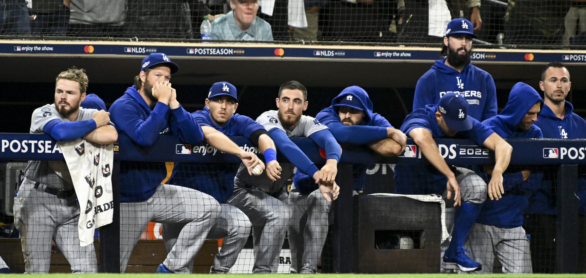 Dodgers oyuncuları, 15 Ekim 2022'de San Diego'da Padres'e karşı NLDS'nin 4. Maçının dokuzuncu vuruşunu izliyor.