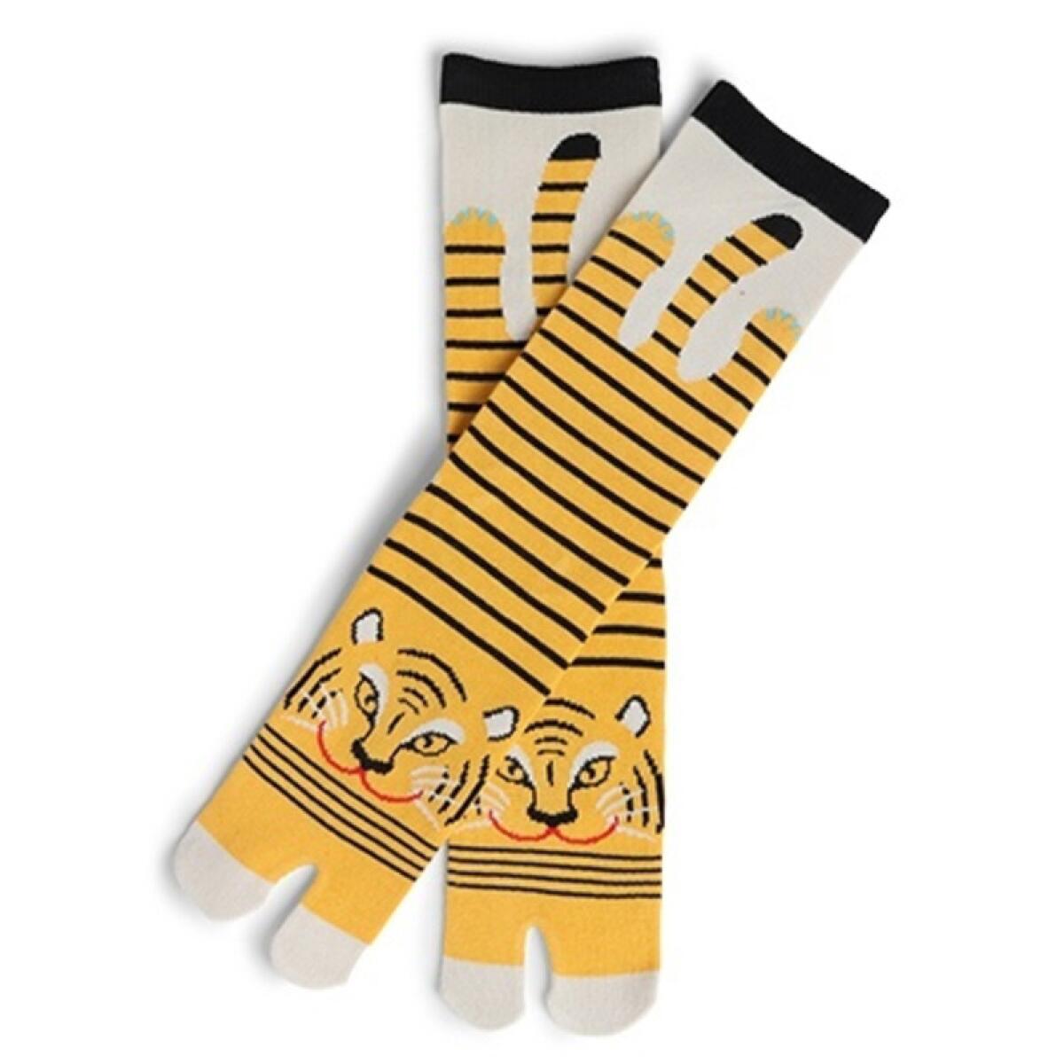 Un par de calcetines con estampado de tigre