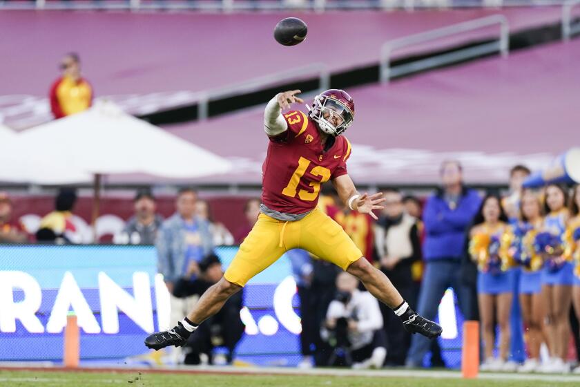 ARCHIVO - Foto del 18 de noviembre del 2023, el quarterback del Sur de California Caleb Williams lanza un pase durante el juego ante UCLA. (AP Foto/Ryan Sun, Archivo)