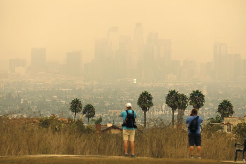 LOS ANGELES, CALIFORNIA-SEPT. 10, 2020-Air quality in Los Angeles is as bad as it's been in 30 years, due to the fires burning across the state. (Carolyn Cole/Los Angeles Times)