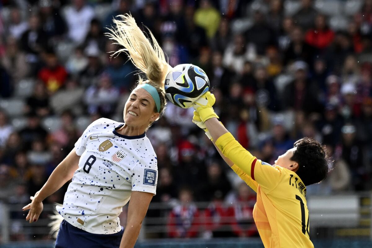 Vietnam's goalkeeper Thi Kim Thanh Tran and United States' Julie Ertz go for the ball.
