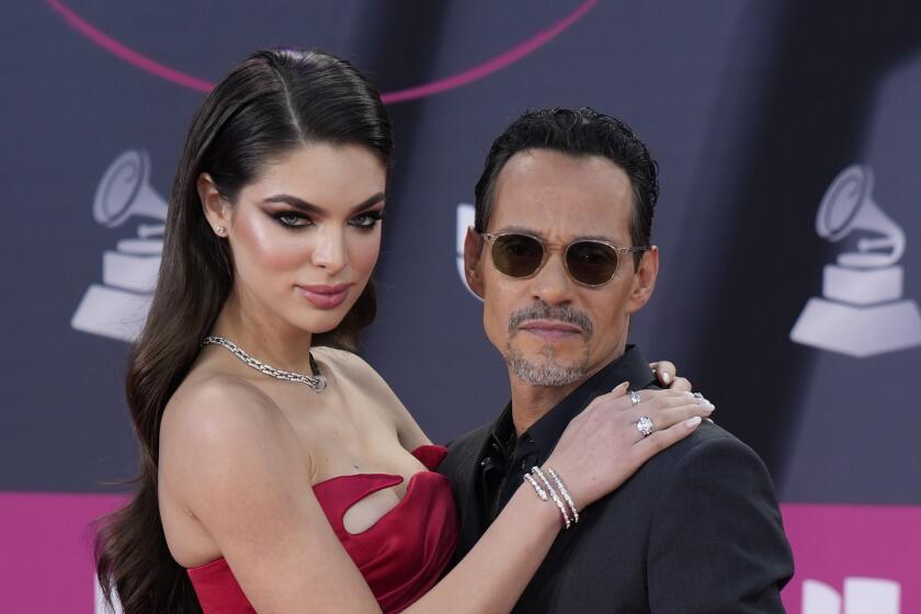 Marc Anthony y Nadia Ferreira que se dejaron ver en la alfombra de los Latin Grammy Awards 2022, ahora unieron sus vidas en una ceremonia junto a sus amigos y colegas.