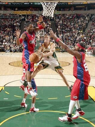 Seattle's Luke Ridnour shoots against Cuttino Mobley (L) and Chris Wilcox of the Los Angeles Clippers,