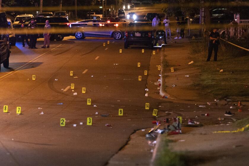 Foto cortesía de News 5 Cleveland, que muestra a la policía en el lugar de un tiroteo en Akron, Ohio, el 2 de junio de 2024. (Mike Vielhaber/News 5 Cleveland via AP)