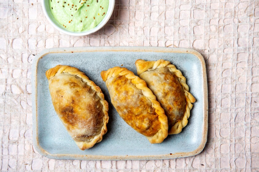 Ein Tablett mit Picadillo Empanadas.