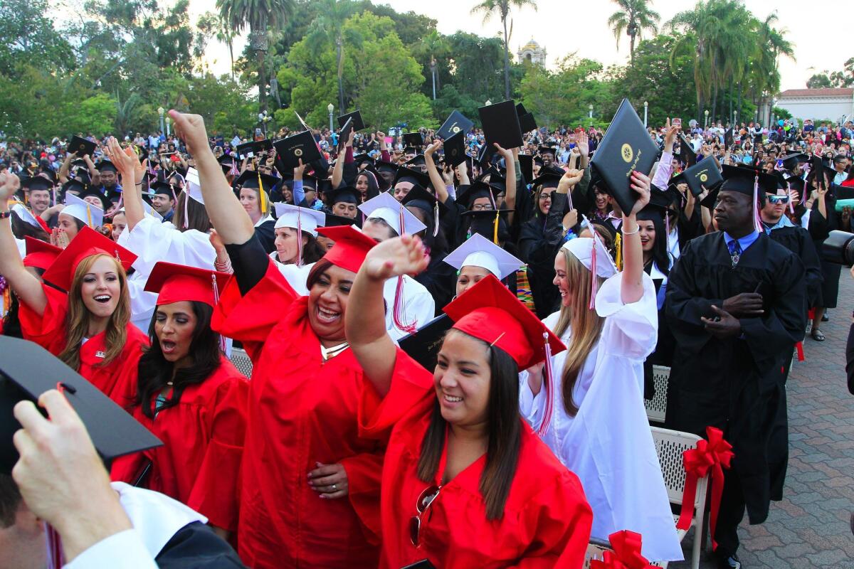 Foto de archivo de una ceremonia de graduación de estudiantes de San Diego City College en Balboa Park.