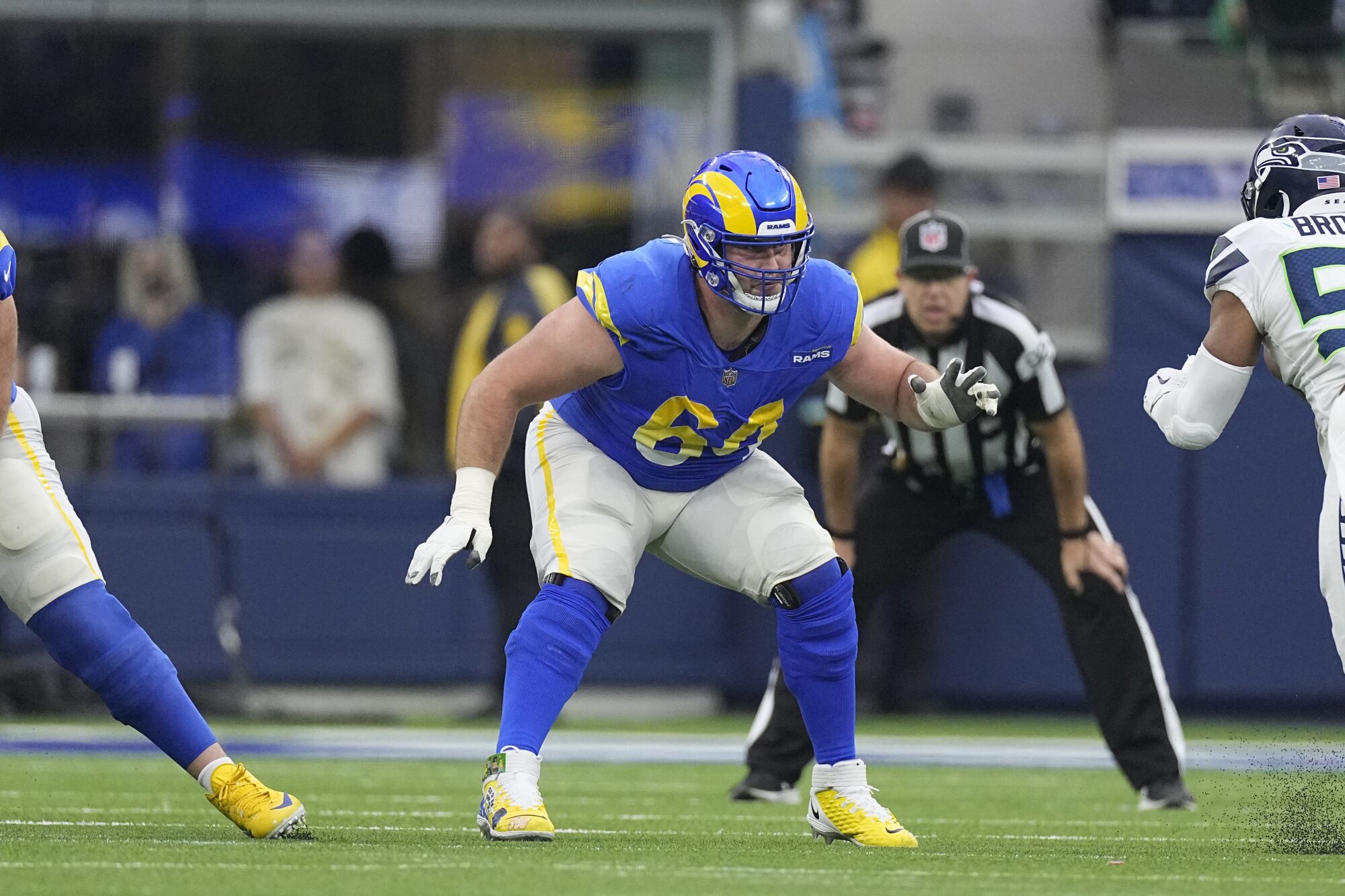 Matt Skura, Seattle Seahawks'a karşı oynanan bir maç sırasında hücum hattında sıraya giriyor