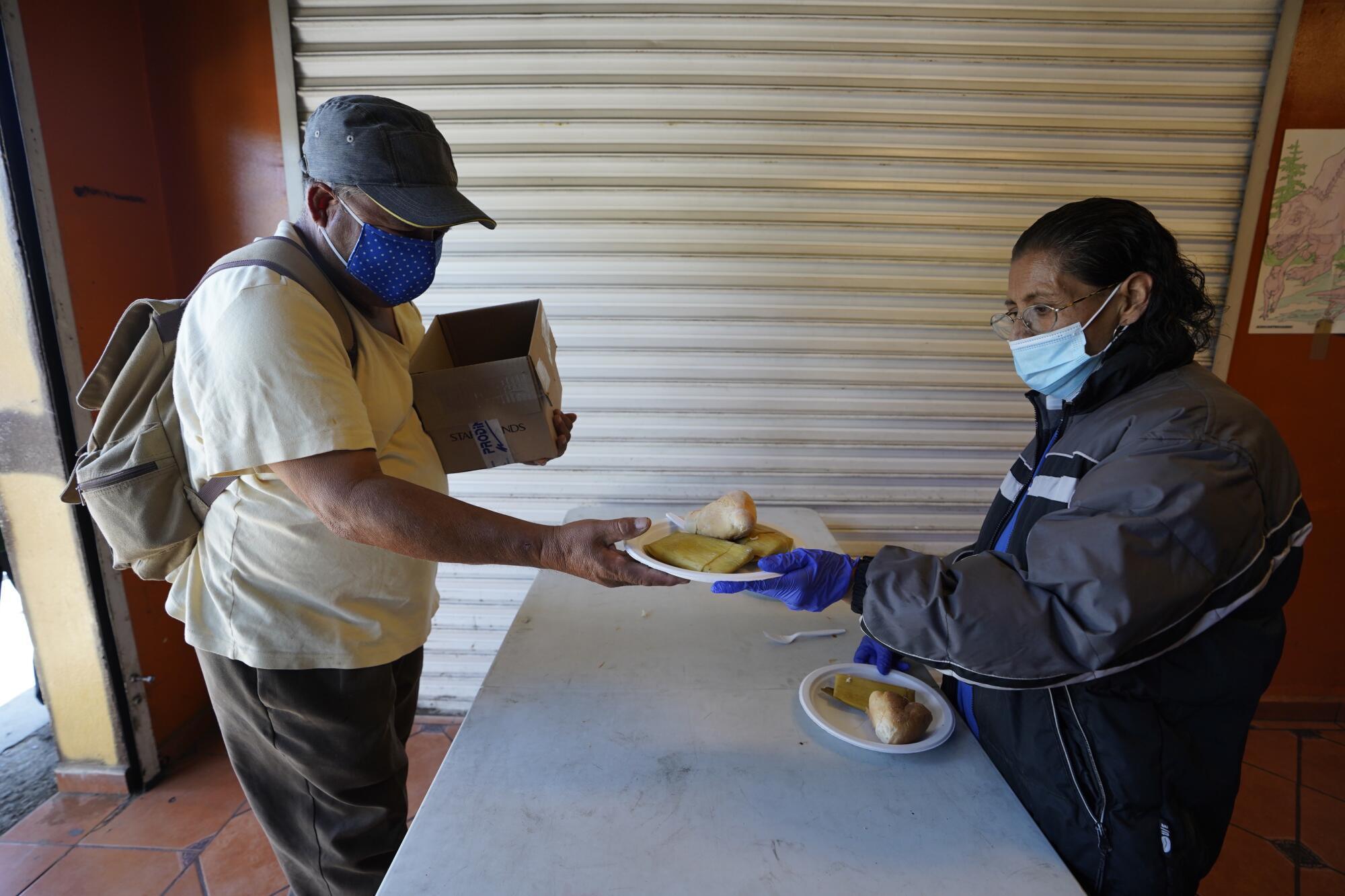 El comedor Contra Viento y Marea está sirviendo comidas para los desamparados. 