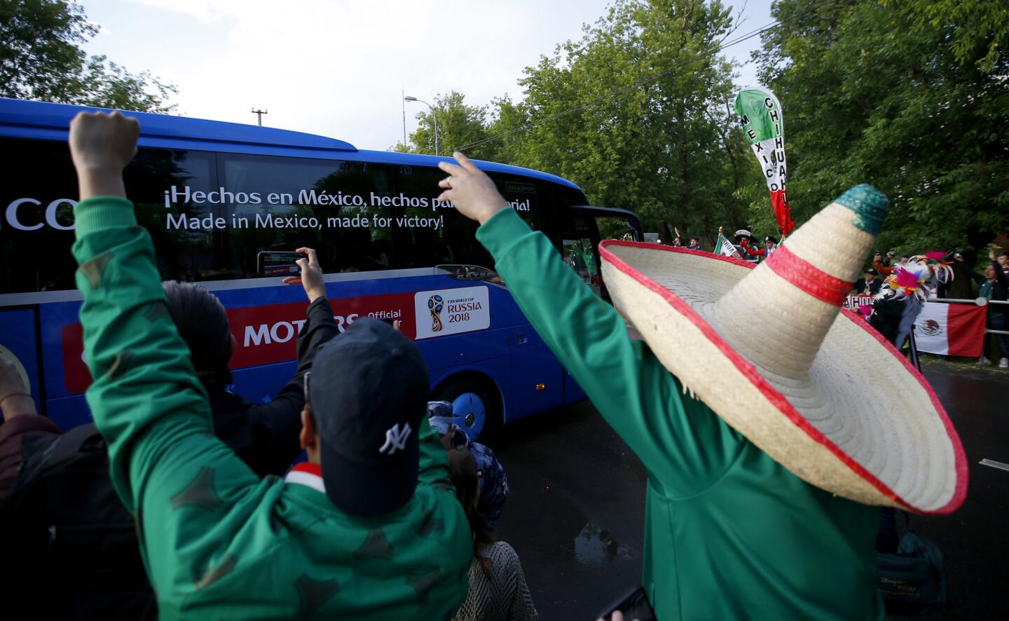 Lo aficionados mexicanos esperando el autobús de su selección en Moscú.
