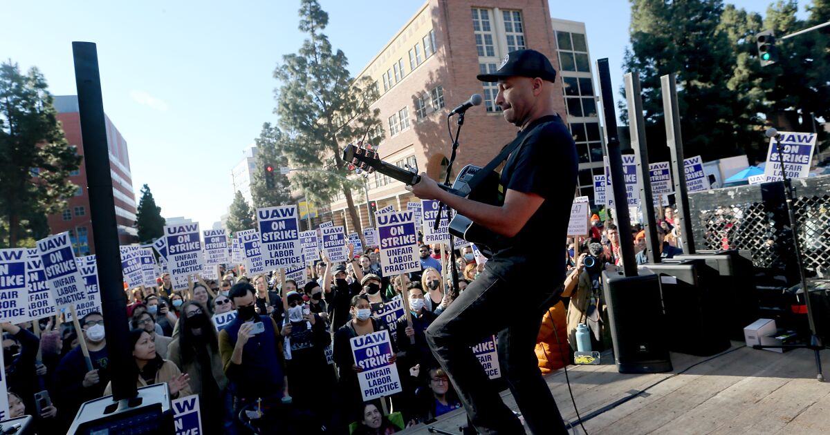 UC strike drags into 5th week as picketers yell ‘Shut it down’ near regents meeting at UCLA