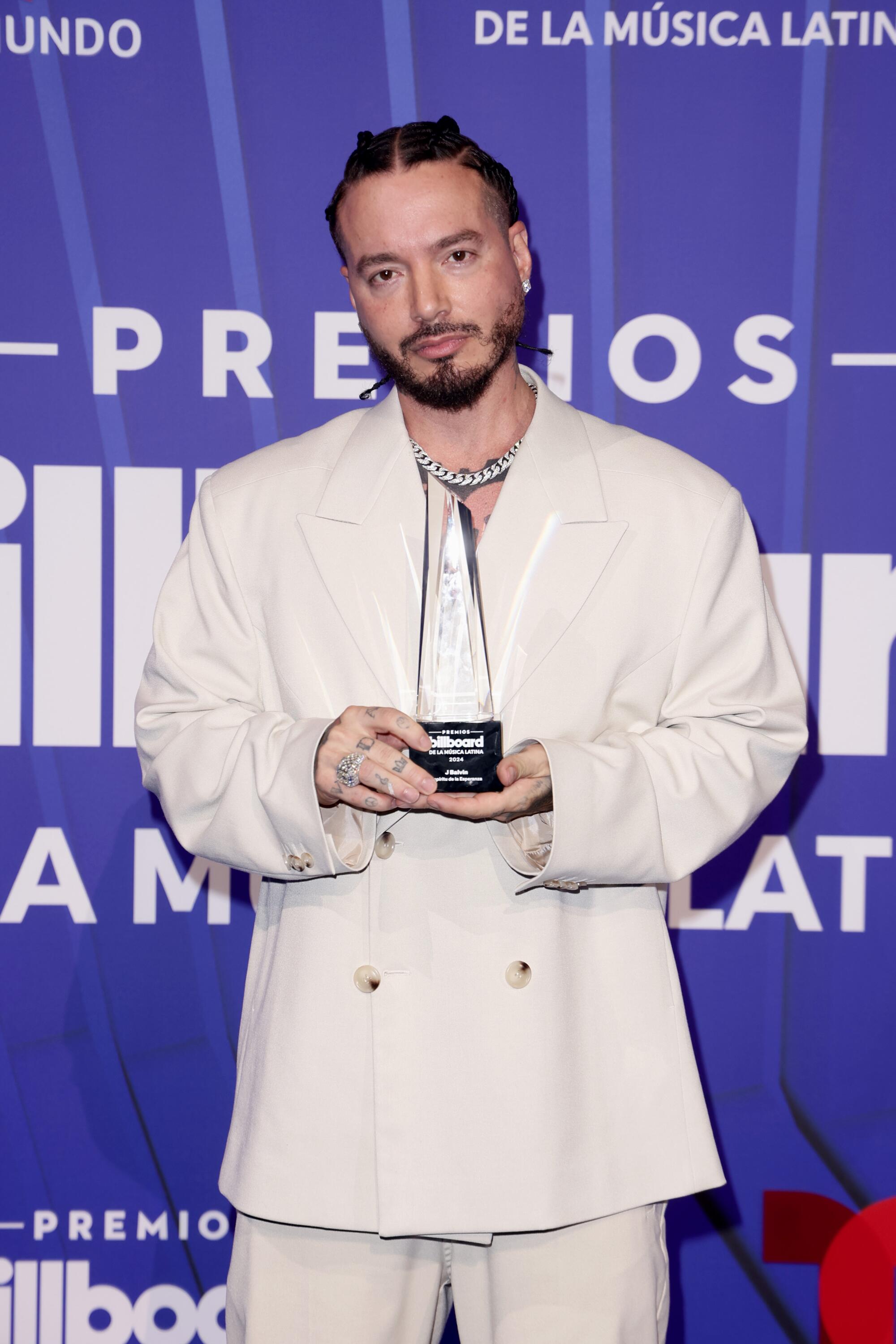 J Balvin fue premiado con el galardón Espiritu de la Esperanza.