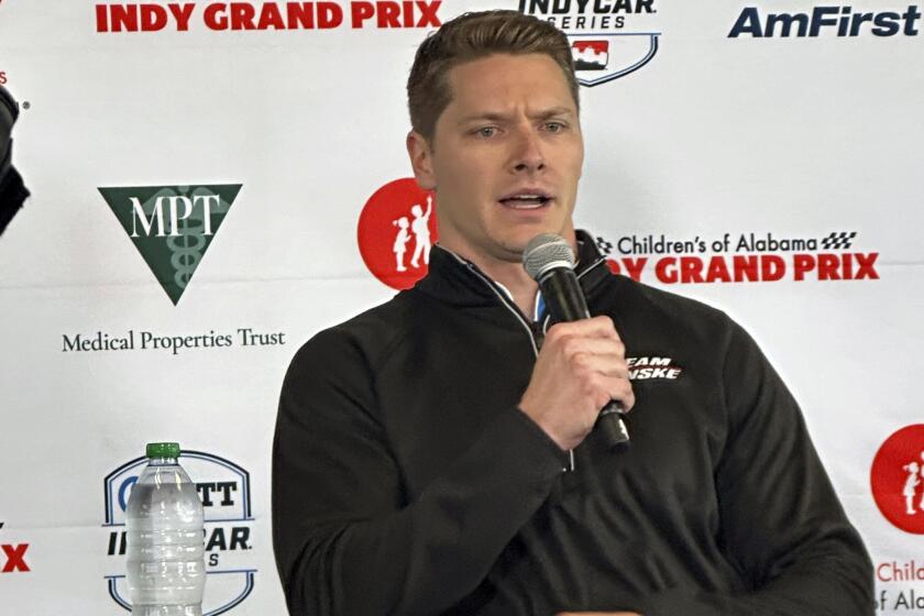 El reinante campeón de las 500 millas de Indianápolis Josef Newgarden en conferencia de prensa sobre su descalificación en la primera carrera de la temporada de la F1 el viernes 26 de abril del 2024 en Birmingham, Alabama. (AP Foto/John Zenor)