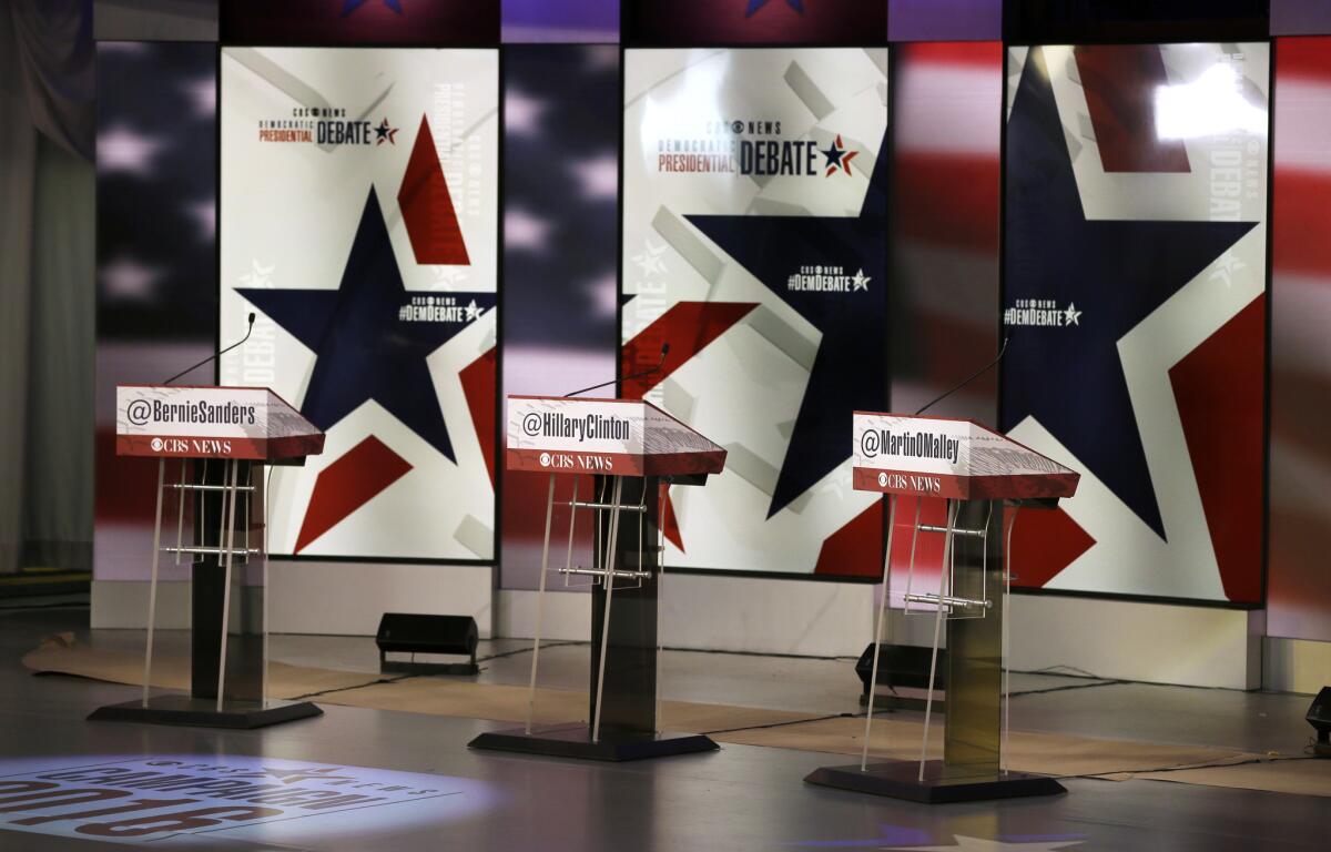 Los podios están listos para el segundo debate entre aspirantes demócratas a la presidencia, en Des Moines, Iowa. En el debate hoy participan el senador Bernie Sanders, la exsecretaria de Estado Hillary Rodham Clinton y el exgobernador de Maryland, Martin O'Malley.