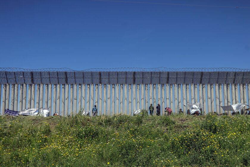 Campamento migrante entre muros de EE.UU. y México refleja creciente crisis