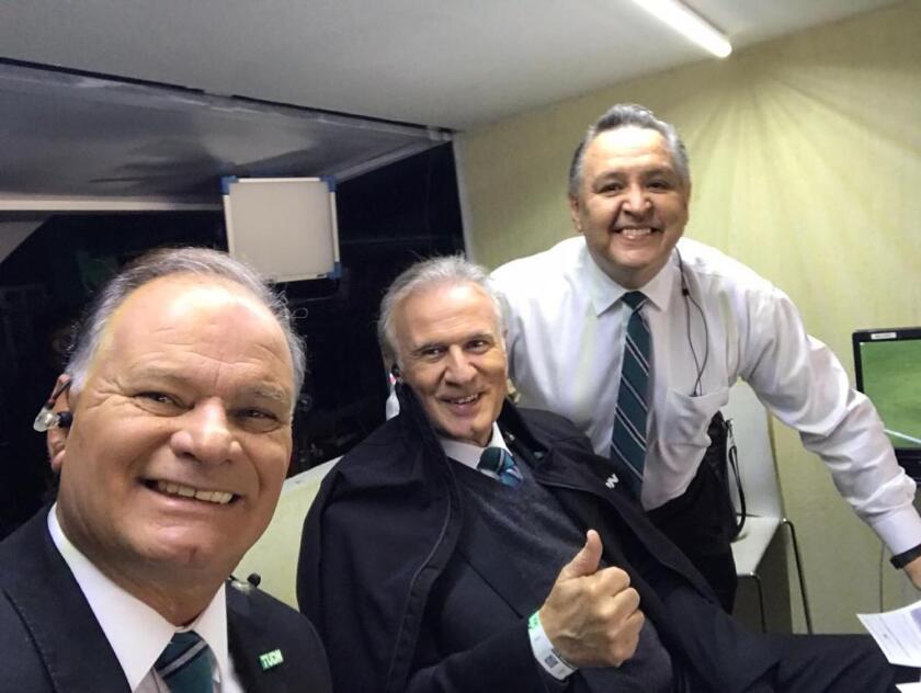 Con el "Profe Bracamontes" (centro) en cabina.