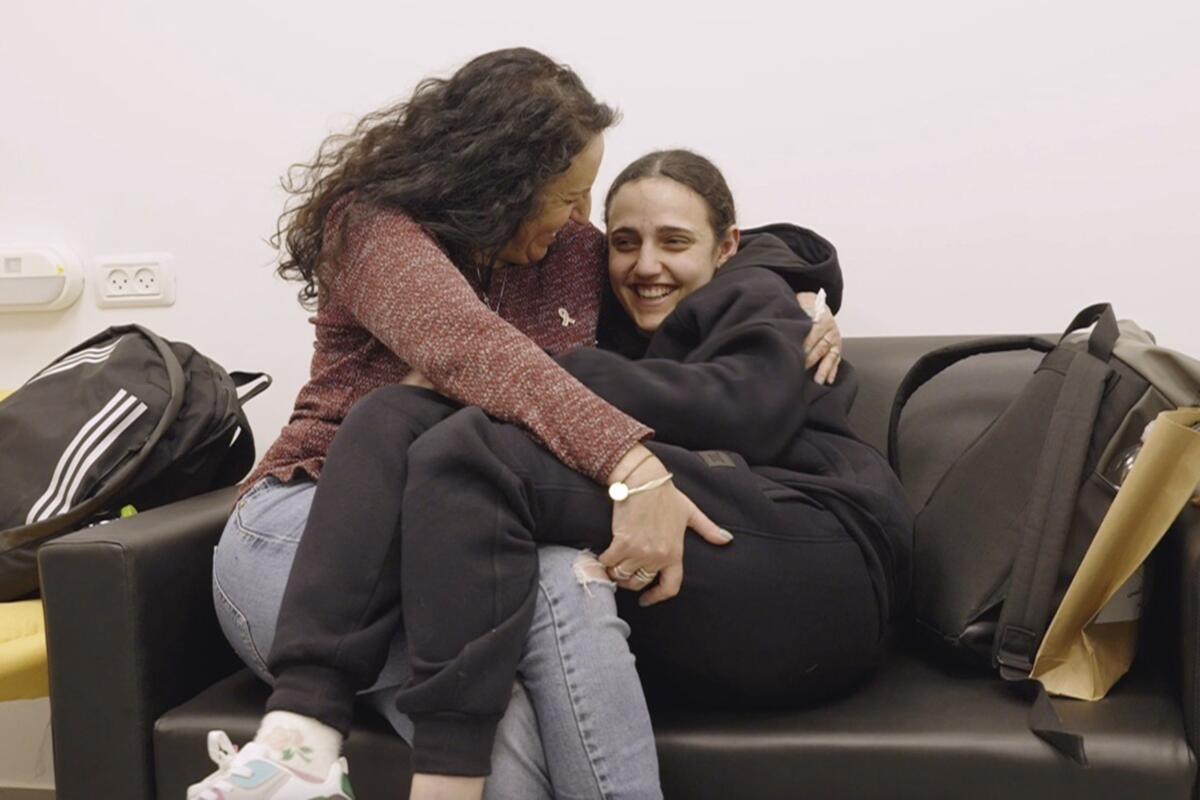 Romi Gonen (d) y su madre Merav cerca del kibutz