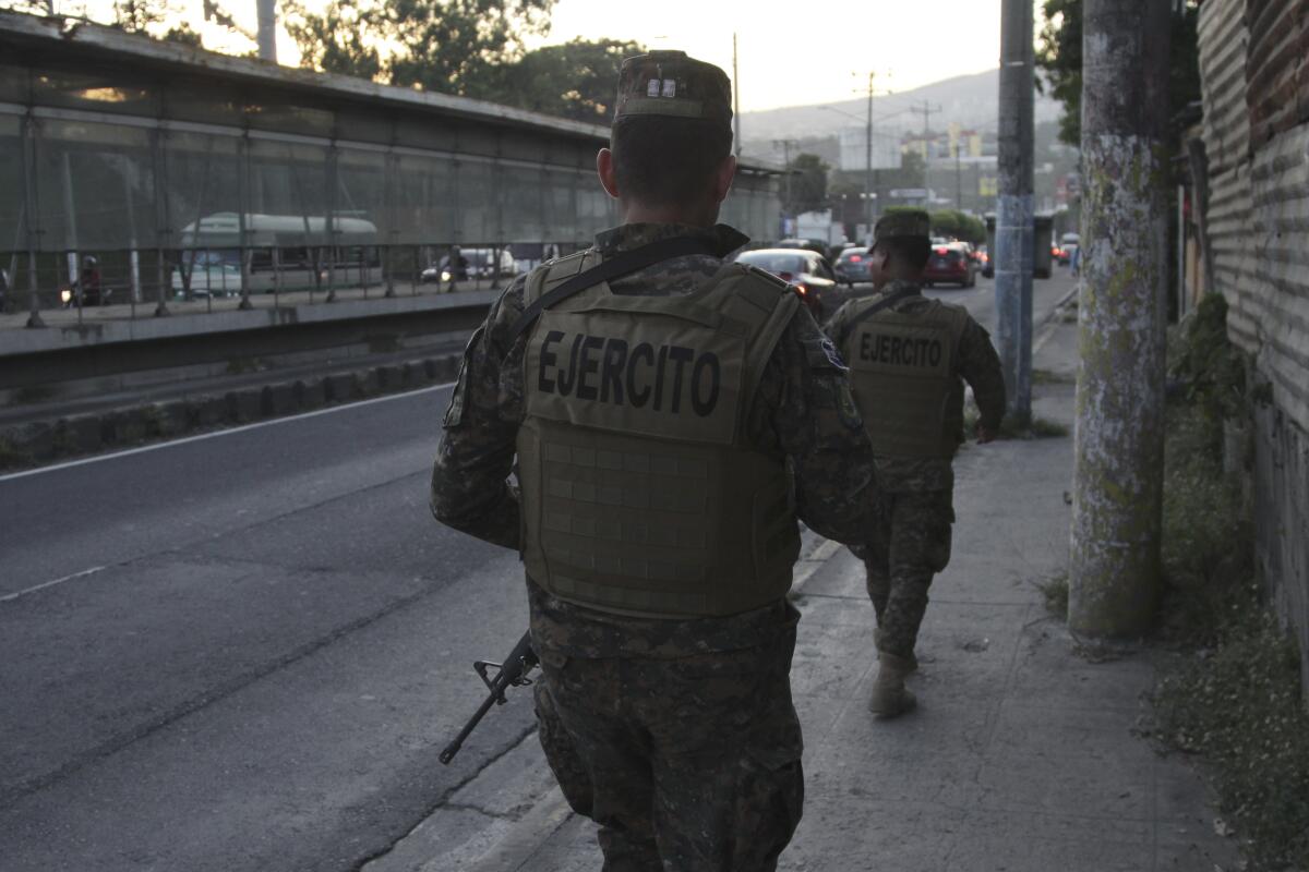 Soldados patrullan las calles de Soyapango, El Salvador, el 5 de diciembre de 2022.