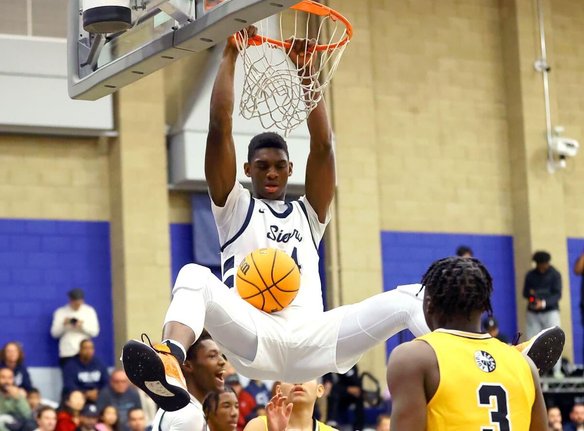 Sierra Canyon's Jimmy Oladokun dunks during the team's 85-53 win over King/Drew.