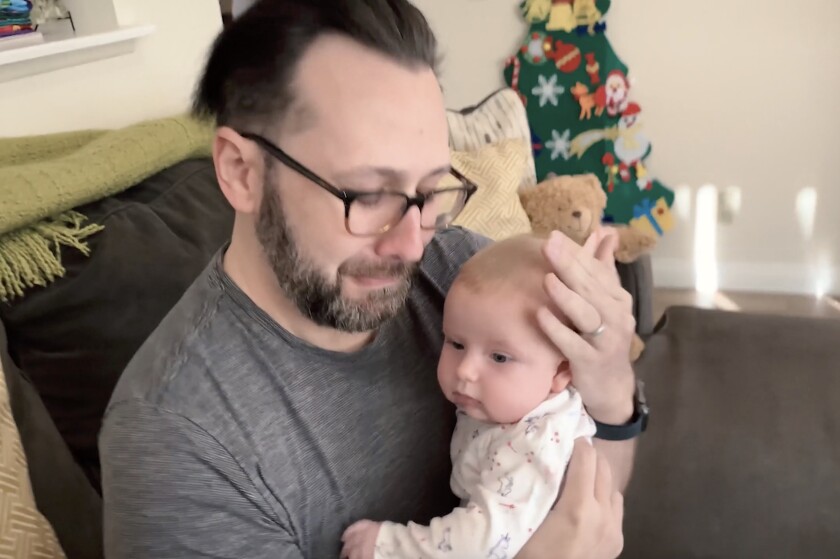 Capture d'écran vidéo d'Alexander Cardinale tenant sa fille biologique, Zoe.