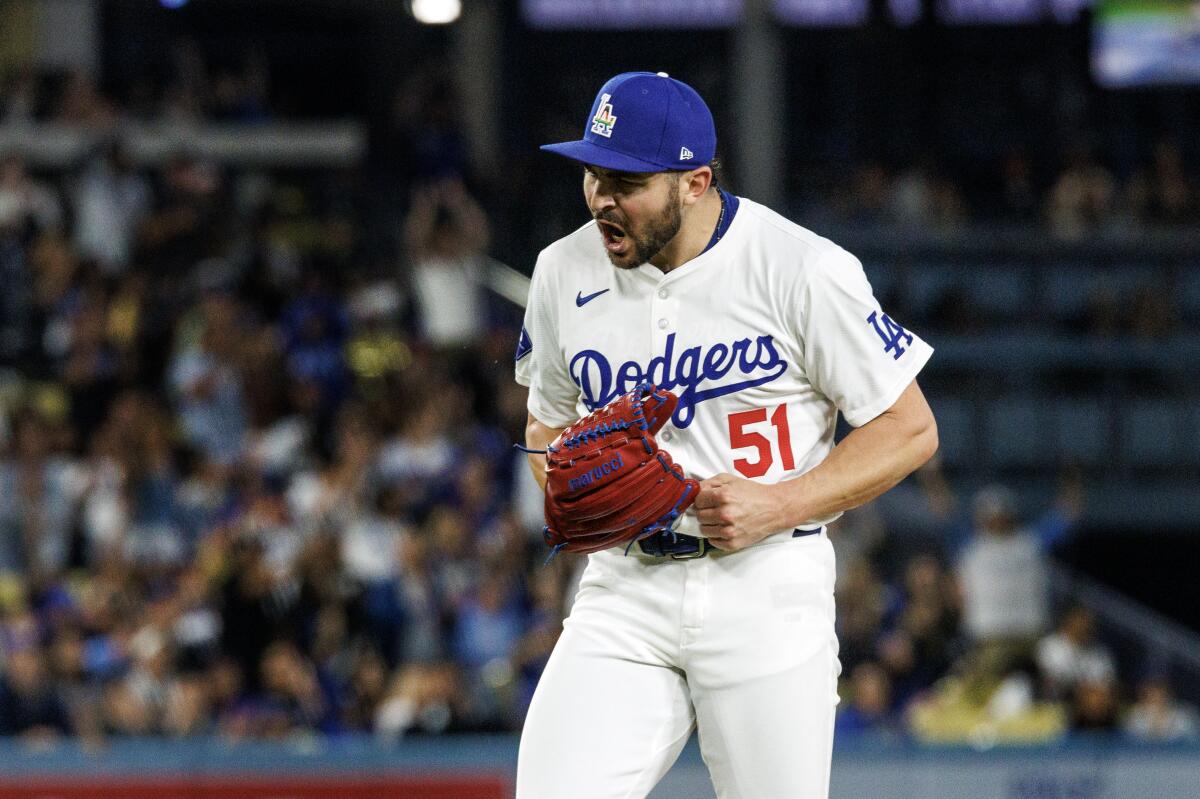 Le lanceur de relève des Dodgers, Alex Vesia, réagit après avoir effectué un arrêt pour clôturer une victoire de 4-3 contre les Royals vendredi.