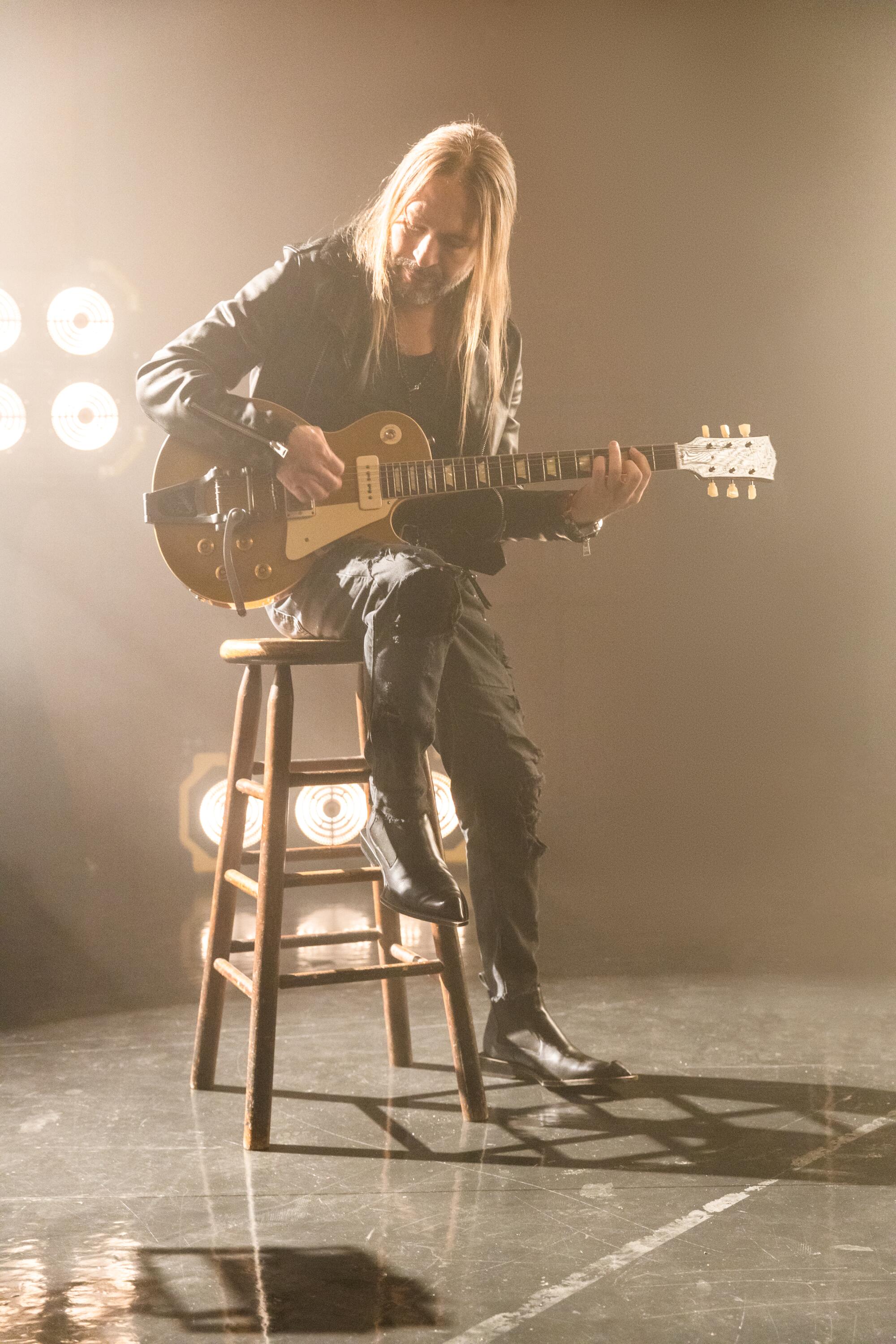 Sergio Vallín tocando su guitarra de edición limitada Gibson Les Paul Goldtop nombrada y diseñada en su honor.