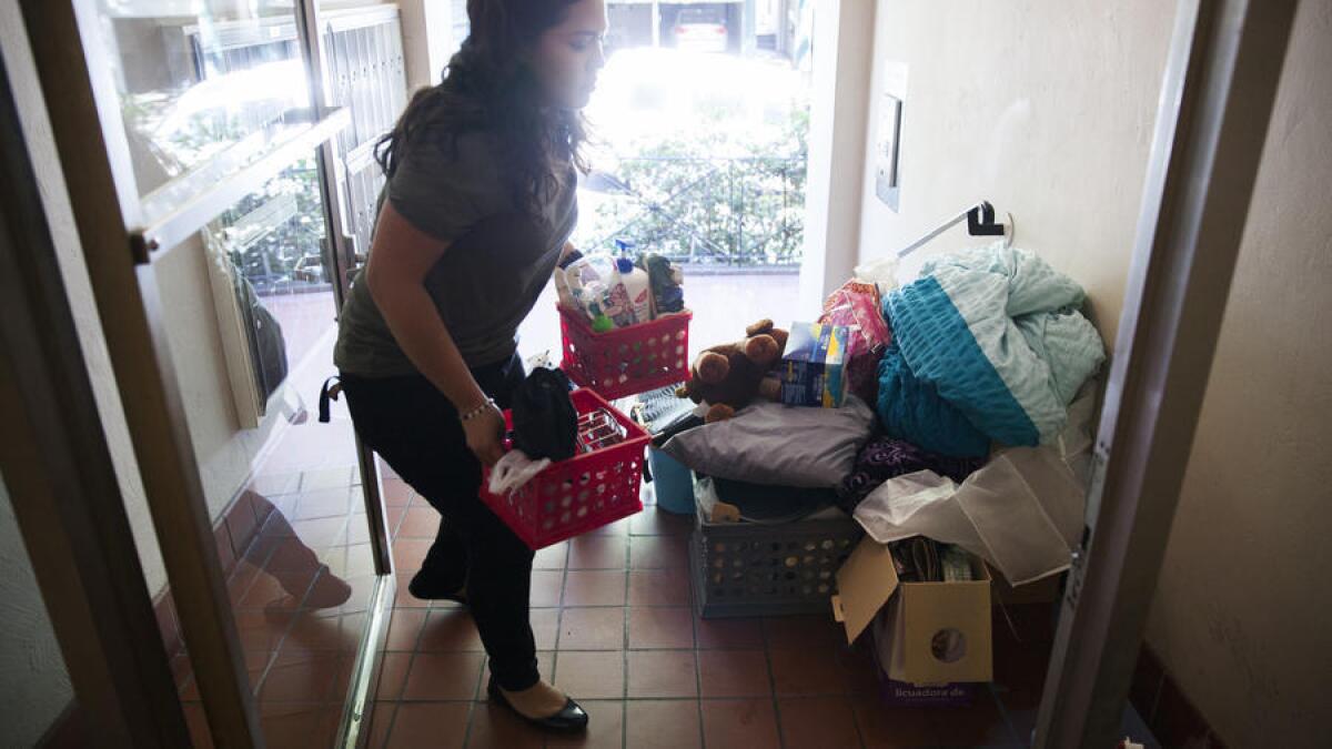 Verónica Barrón, estudiante de UC Berkeley, está mudándose a un apartamento fuera del campus después de pasar su primer año en el dormitorio universitario.