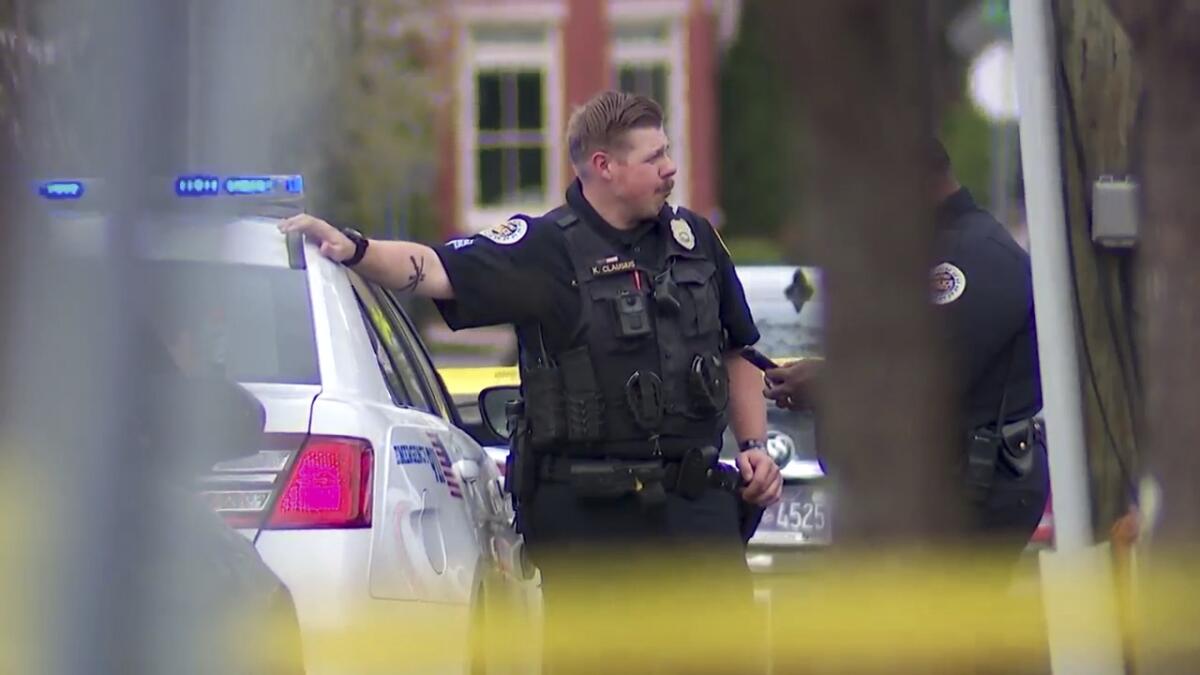 Esta imagen tomada de un video muestra agentes de policía en una escena del crimen tras un tiroteo letal en Nashville