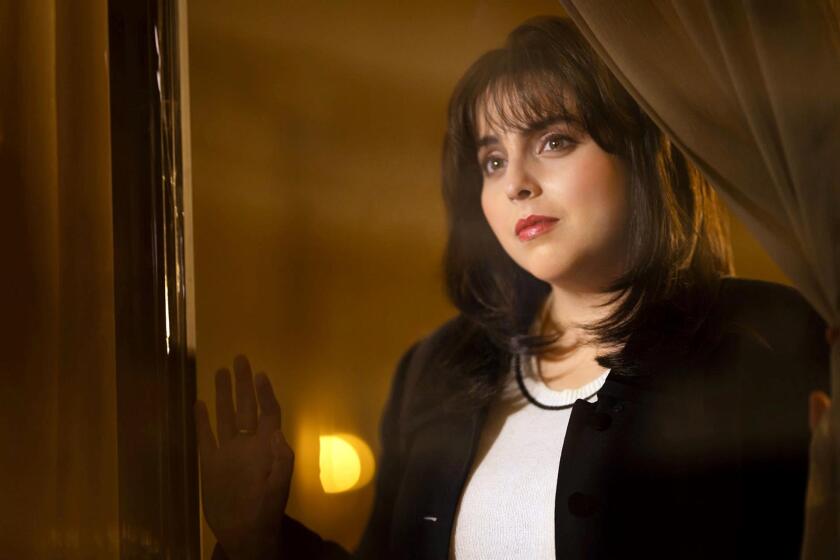 "Impeachment" se estrenó anoche en la cadena FX con Beanie Feldstein como protagonista, dando vida a Lewinsky.