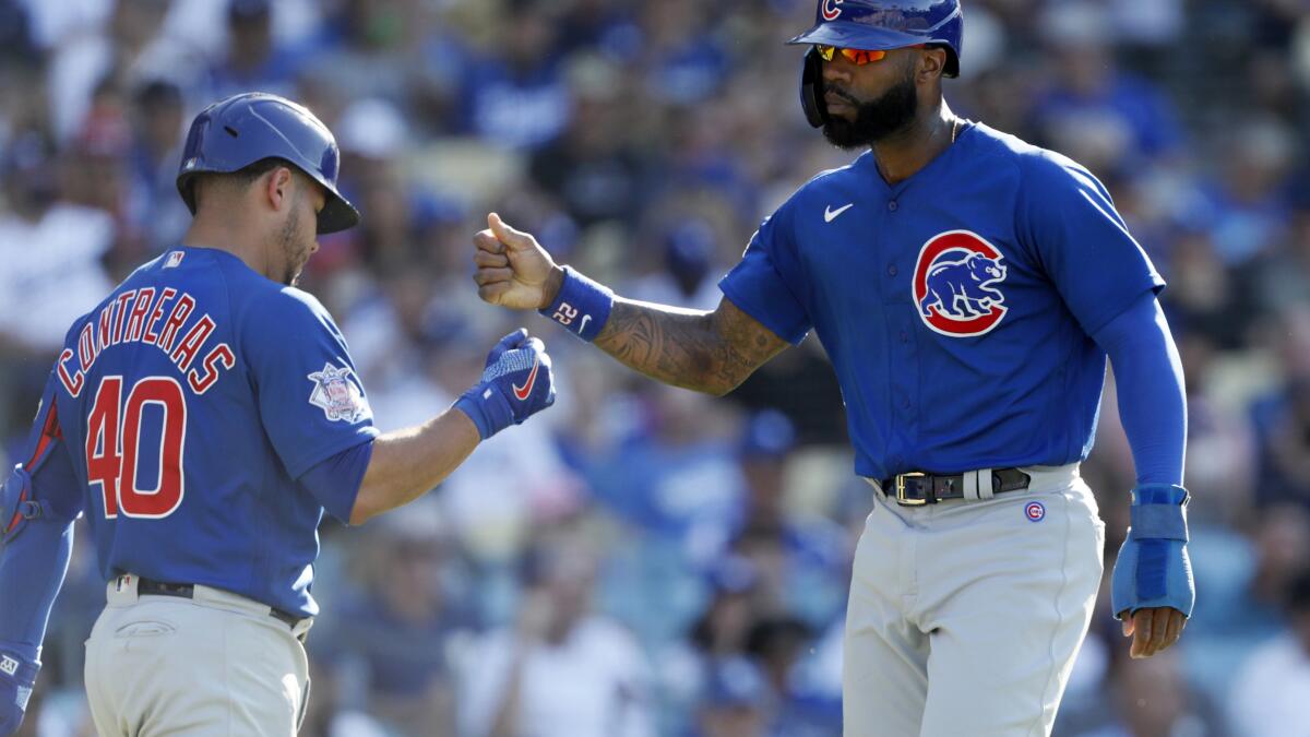 Willson Contreras visits brother William rocking Braves jersey