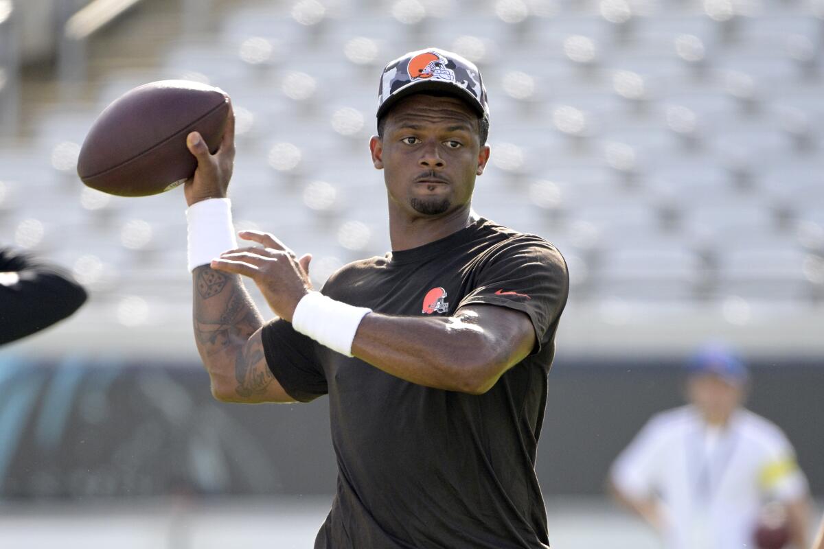 El quarterback de los Browns de Cleveland, Deshaun Watson (4), 