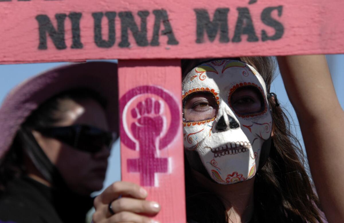 Una mujer protesta contra el asesinato de mujeres en México.
