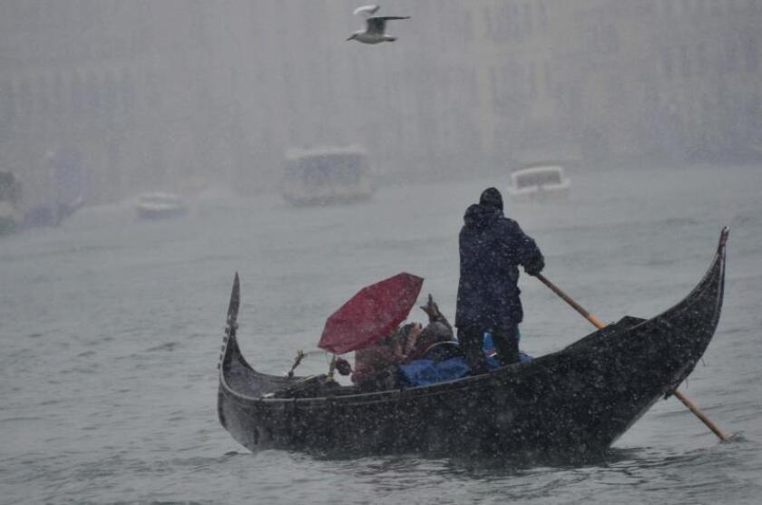 Una gondolero trata de llevar a sus clientes a buen puerto por el canal principal de Venecia. EFE/Archivo