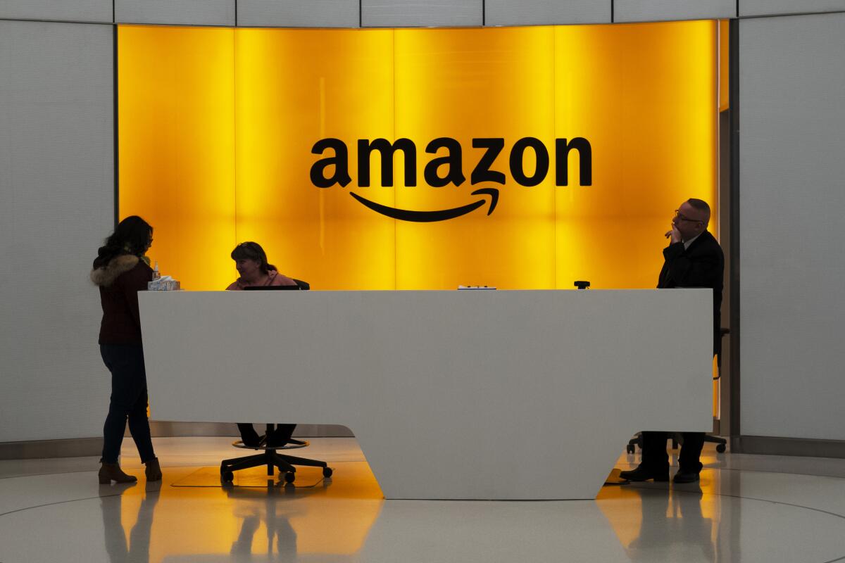 El logo de Amazon en el lobby del edificio de oficinas de la empresa en Nueva York.