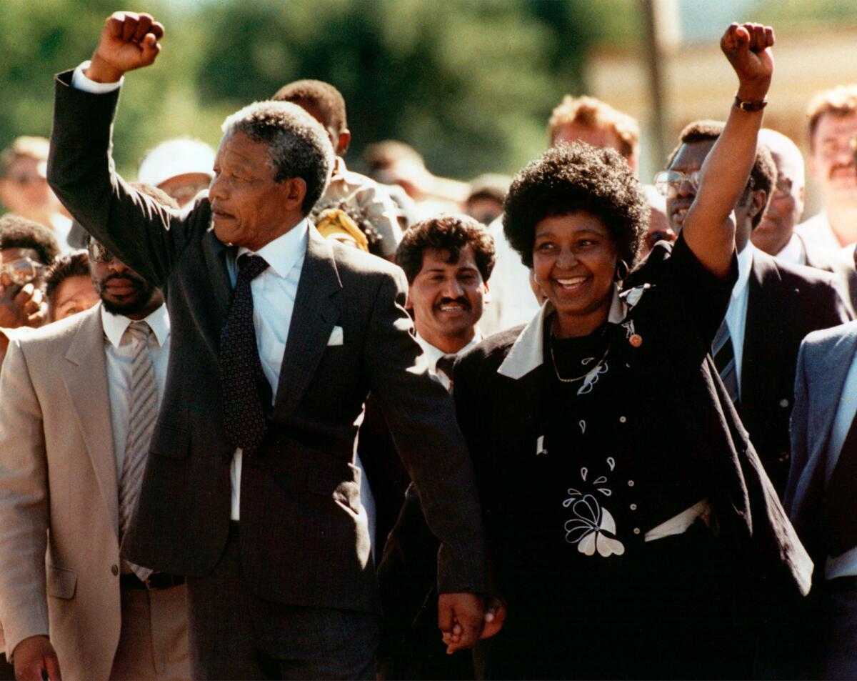 Foto de archivo tomada el 11 de febrero de 1990 de Nelson Mandela con su entonces esposa Winnie, luego de que Nelson Mandela fue dejado en libertad, en Ciudad del Cabo, Sudáfrica.