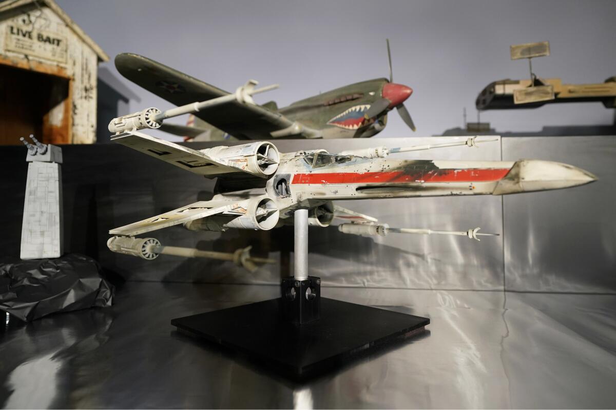 ARCHIVO - Un modelo en miniatura llamado "Red Leader", una nave X-wing Starfighter