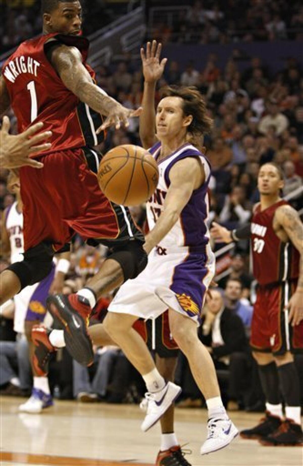 Miami Heat's Jermaine O'Neal drives to the basket against the