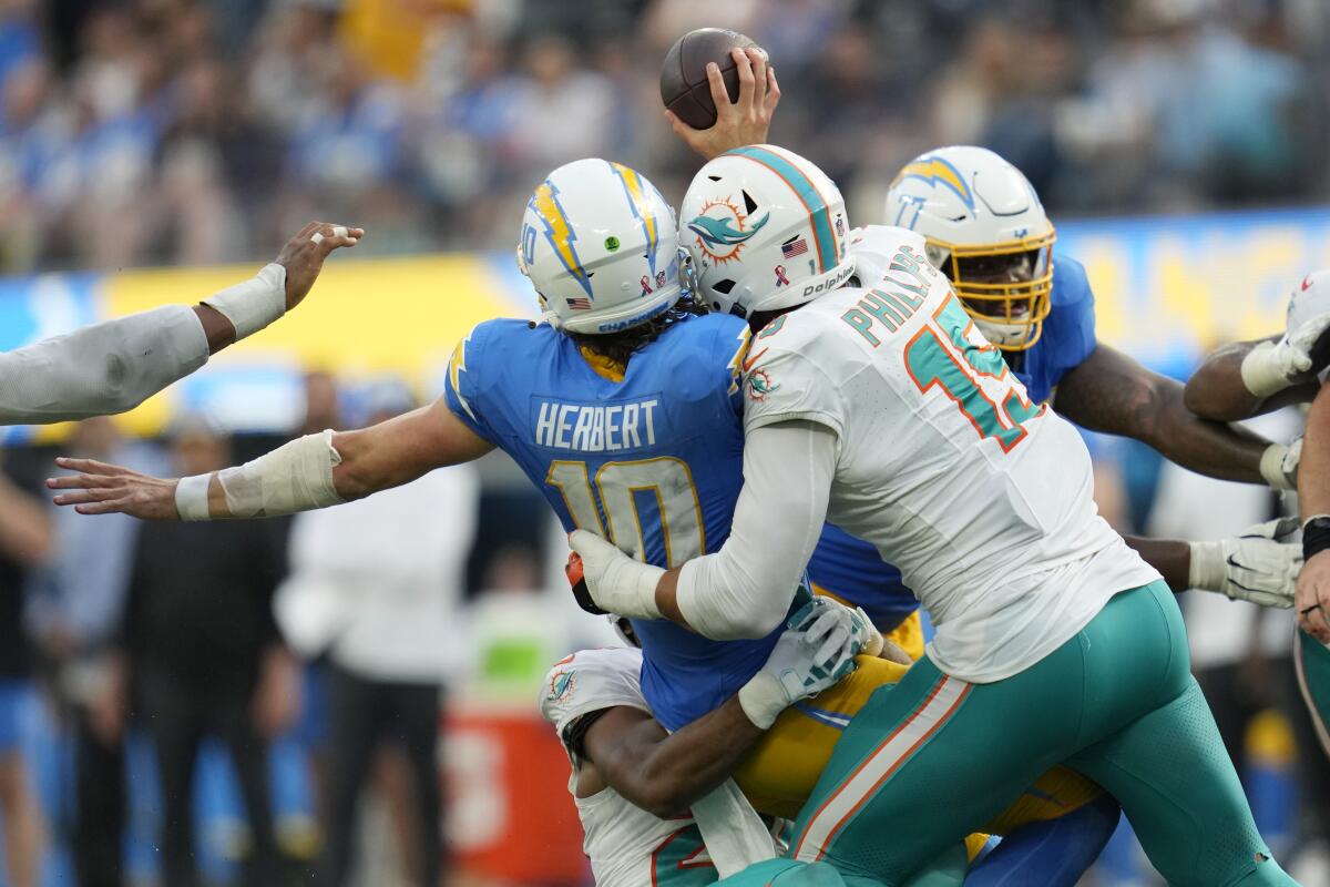 Dolphins' defense hoping to adjust, stop the run after poor performance  against Chargers - The San Diego Union-Tribune