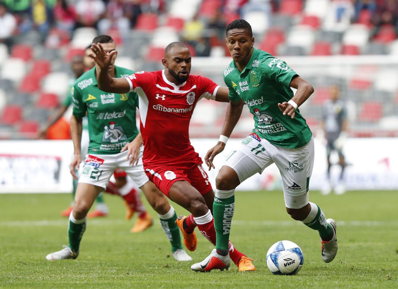 El jugador del Toluca, William Fernando Da Silva (c) y Yairo Moreno (d) del León en acción durante el partido este domingo 26 de agosto en el estadio Nemesio Diez.