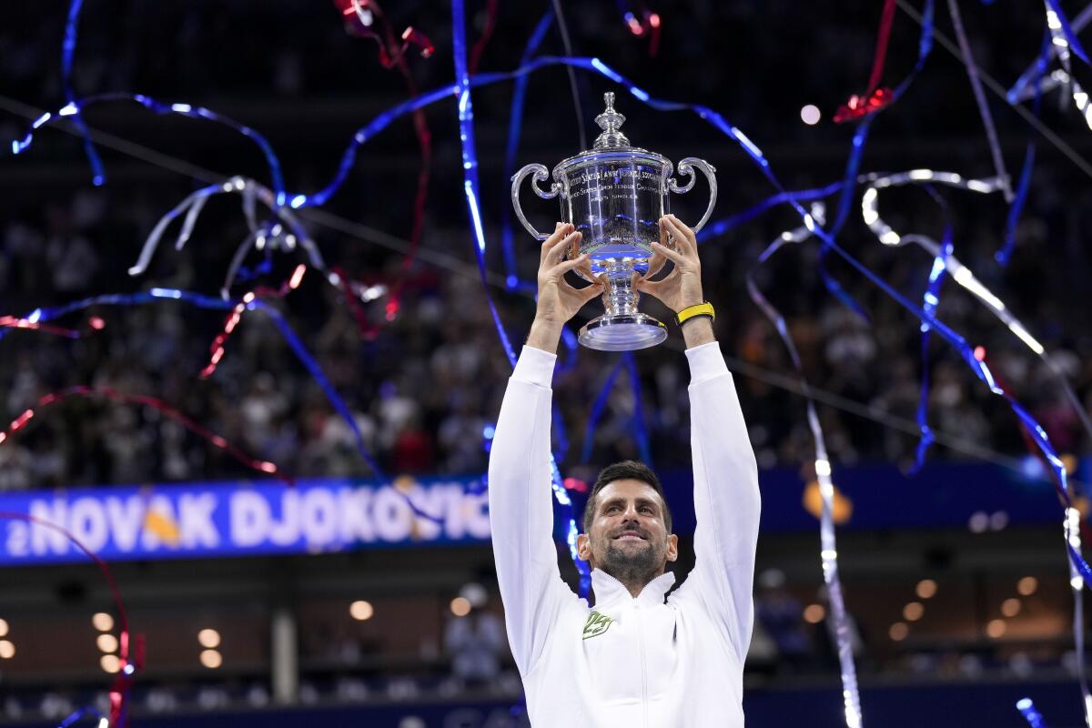El serbio Novak Djokovic alza el trofeo de campeón tras derrotar al ruso Daniil Medvedev en la final del US Open, 